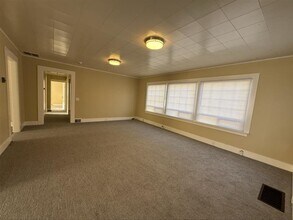 5925 SW Hall Blvd in Beaverton, OR - Building Photo - Building Photo