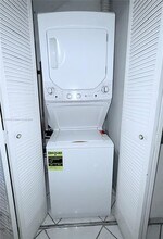 660 W Park Dr in Miami, FL - Building Photo - Building Photo