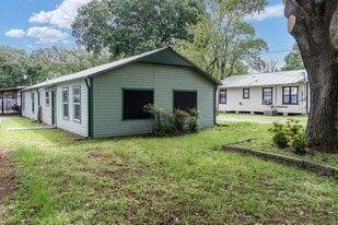 605 Hospital St in Tomball, TX - Building Photo