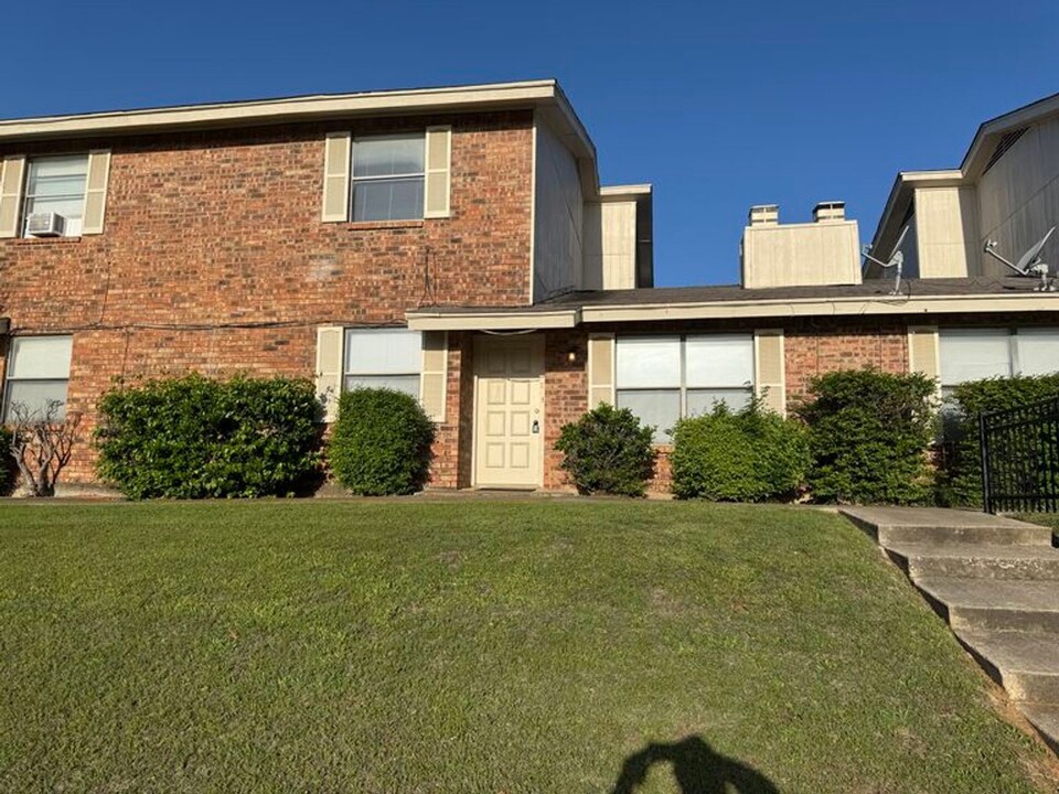 2713 Hurstview Dr in Hurst, TX - Foto de edificio