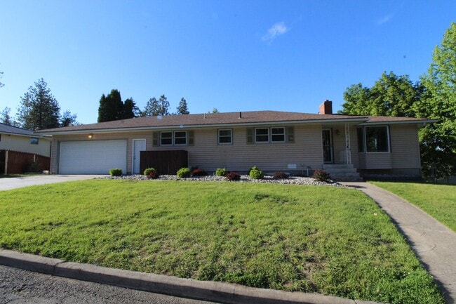 property at 1004 W Banbury Dr