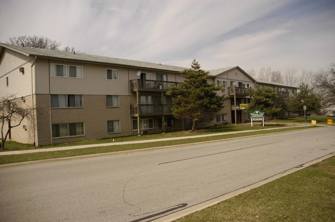 Woodlands Apartments Homes in Mundelein, IL - Building Photo