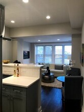 2451 W Rice St, Unit 03 in Chicago, IL - Foto de edificio - Building Photo
