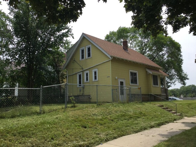 3290 N 37th St in Milwaukee, WI - Building Photo - Building Photo