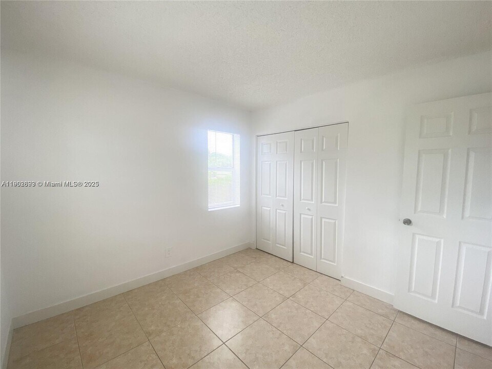 10489 NW 8th St in Pembroke Pines, FL - Building Photo
