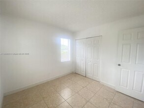 10489 NW 8th St in Pembroke Pines, FL - Foto de edificio - Building Photo