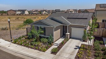 821 Amanecer Ave in Clovis, CA - Building Photo