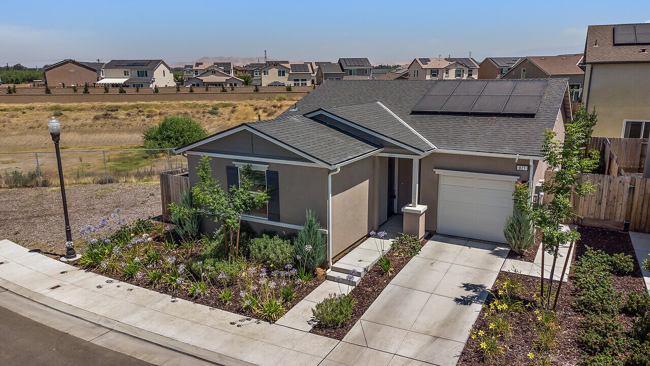 821 Amanecer Ave in Clovis, CA - Building Photo