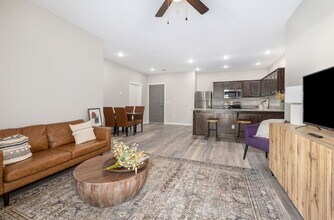 3861 W Univ St in Springfield, MO - Foto de edificio - Building Photo