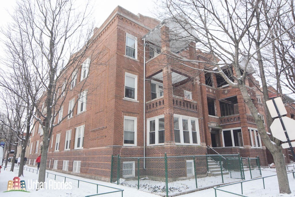 2201 W Iowa St, Unit M04B in Chicago, IL - Building Photo