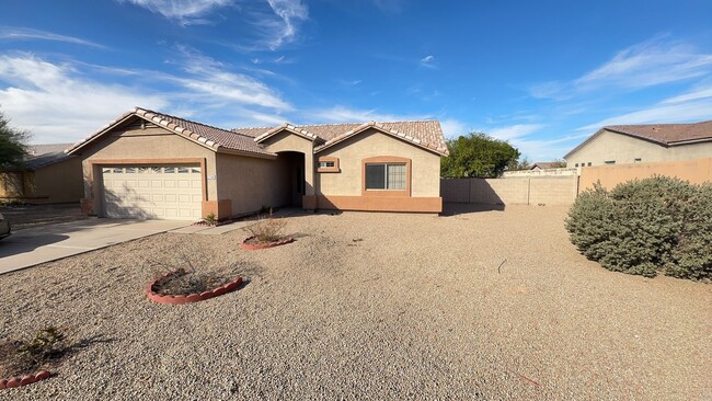 1746 E South Mountain Ave in Phoenix, AZ - Foto de edificio - Building Photo