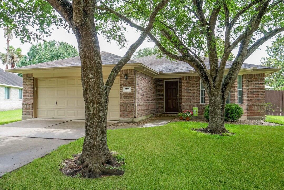 2722 Falling Forest Ct in Richmond, TX - Building Photo