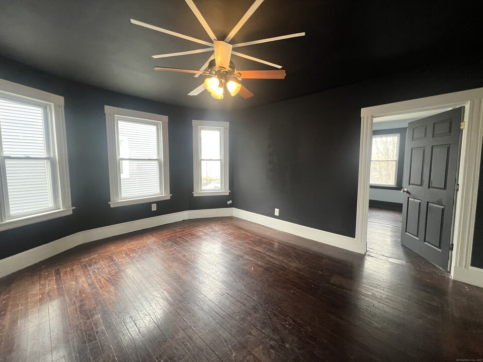 325 S Main St in New Britain, CT - Foto de edificio
