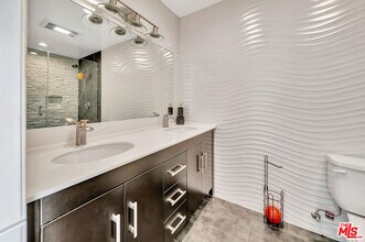 21817 Providencia St in Los Angeles, CA - Building Photo - Building Photo