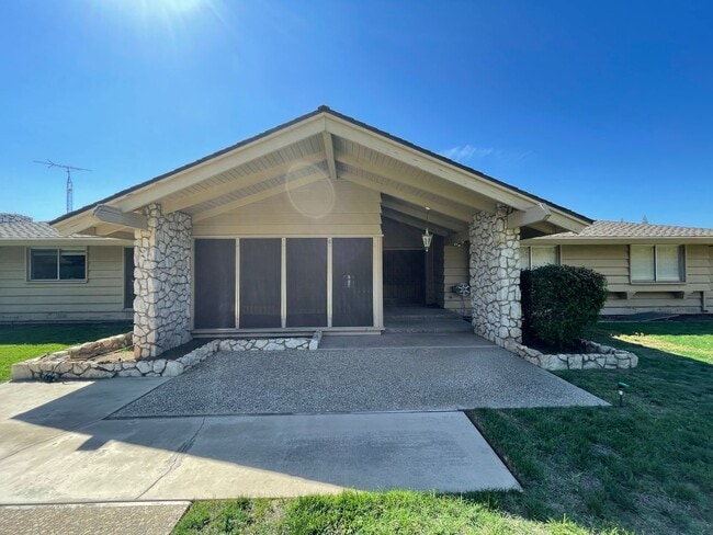 624 N Stearns Rd in Oakdale, CA - Building Photo - Building Photo