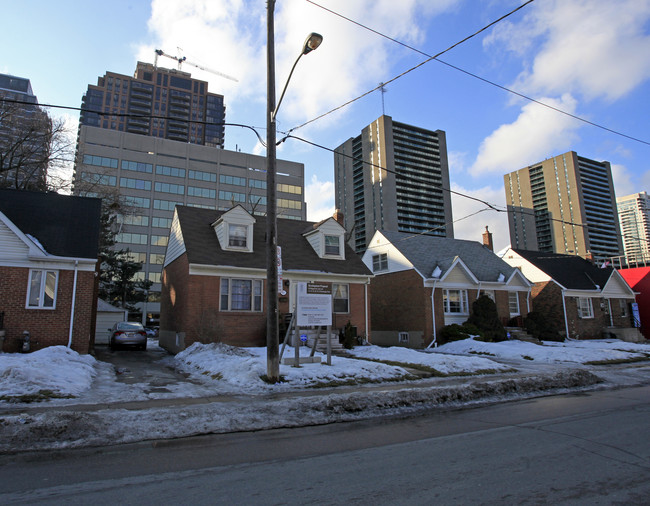 14-24 Bonnington Pl in Toronto, ON - Building Photo - Building Photo