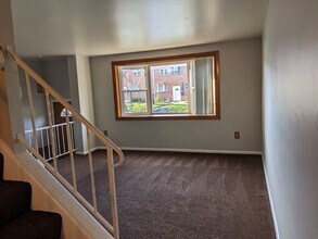 985 Regina Dr in Halethorpe, MD - Building Photo - Building Photo