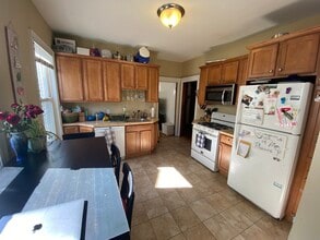 224 Holland St, Unit 2 in Rochester, NY - Foto de edificio - Building Photo