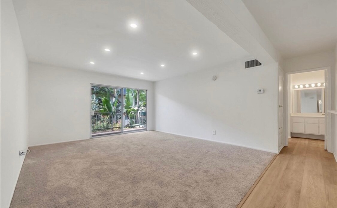 5460 White Oak Ave, Unit C216 in Encino, CA - Building Photo