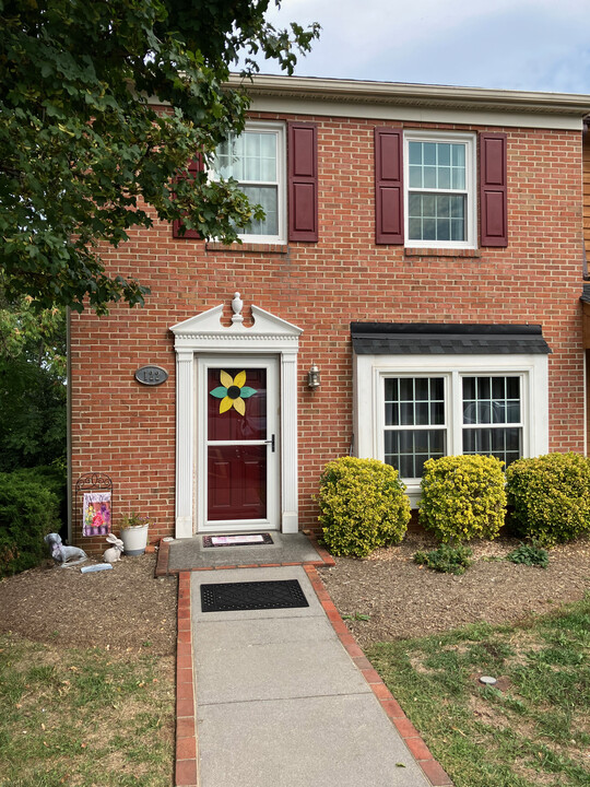 122 Tudor Dr in Winchester, VA - Foto de edificio