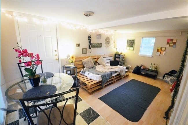 property at 907 E 38th St