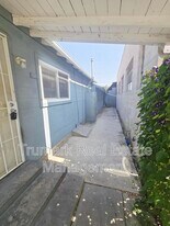 1020 S Gerhart Ave in City Of Commerce, CA - Building Photo