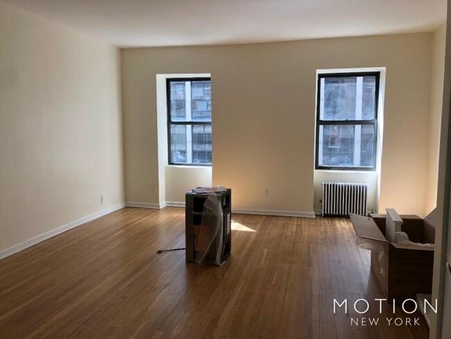 69 W 55th St in New York, NY - Building Photo - Building Photo