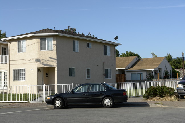 212 Semicircular Rd in Redwood City, CA - Foto de edificio - Building Photo