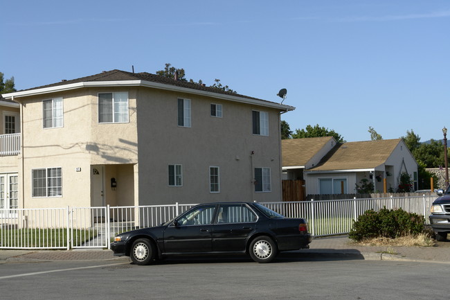 212 Semicircular Rd in Redwood City, CA - Building Photo - Building Photo