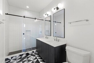 1801 W Grand Ave, Unit 405 in Chicago, IL - Foto de edificio - Building Photo