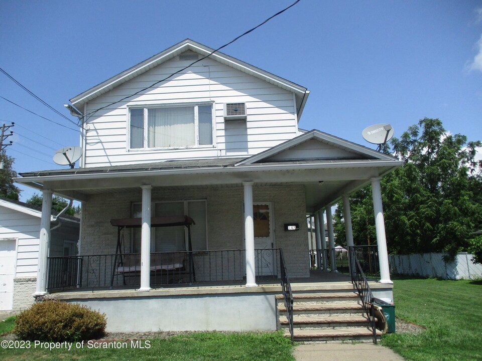 147 Henderson St in Old Forge, PA - Building Photo