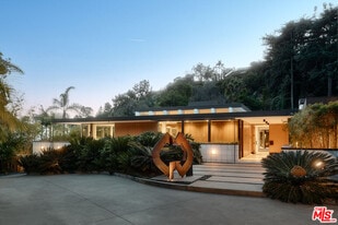 1061 Loma Vista Dr in Beverly Hills, CA - Building Photo