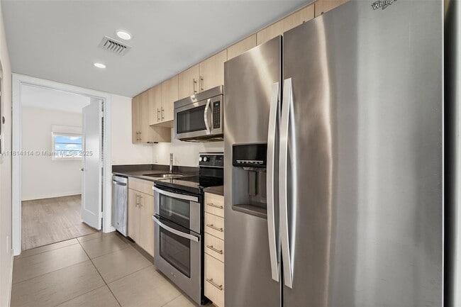 910 West Ave, Unit 1231 in Miami Beach, FL - Building Photo - Building Photo