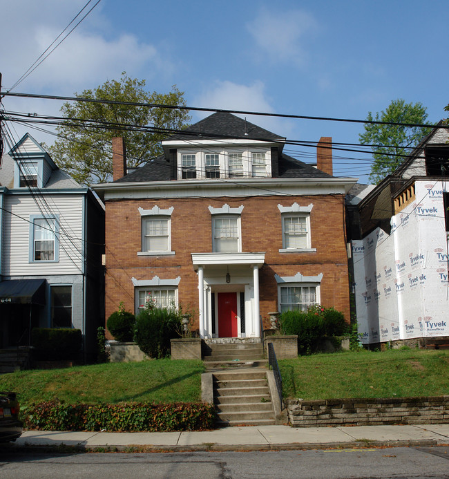 640 College St in Pittsburgh, PA - Building Photo - Building Photo