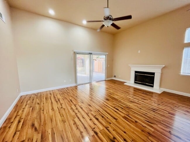10284 N Sierra Vista Ave in Fresno, CA - Building Photo - Building Photo