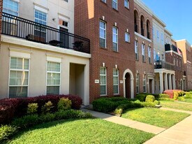 15840 Breedlove Pl in Addison, TX - Building Photo