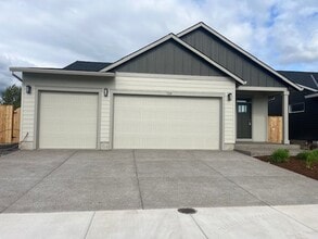 726 Tigerlily St in Silverton, OR - Building Photo - Building Photo