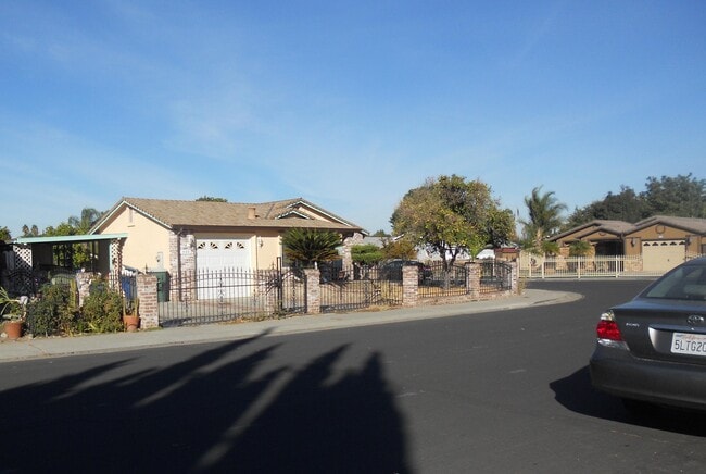 449 Aztec Ln in Lathrop, CA - Foto de edificio - Building Photo