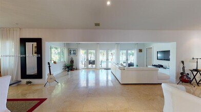 6015 Pine Tree Dr in Miami, FL - Building Photo - Building Photo