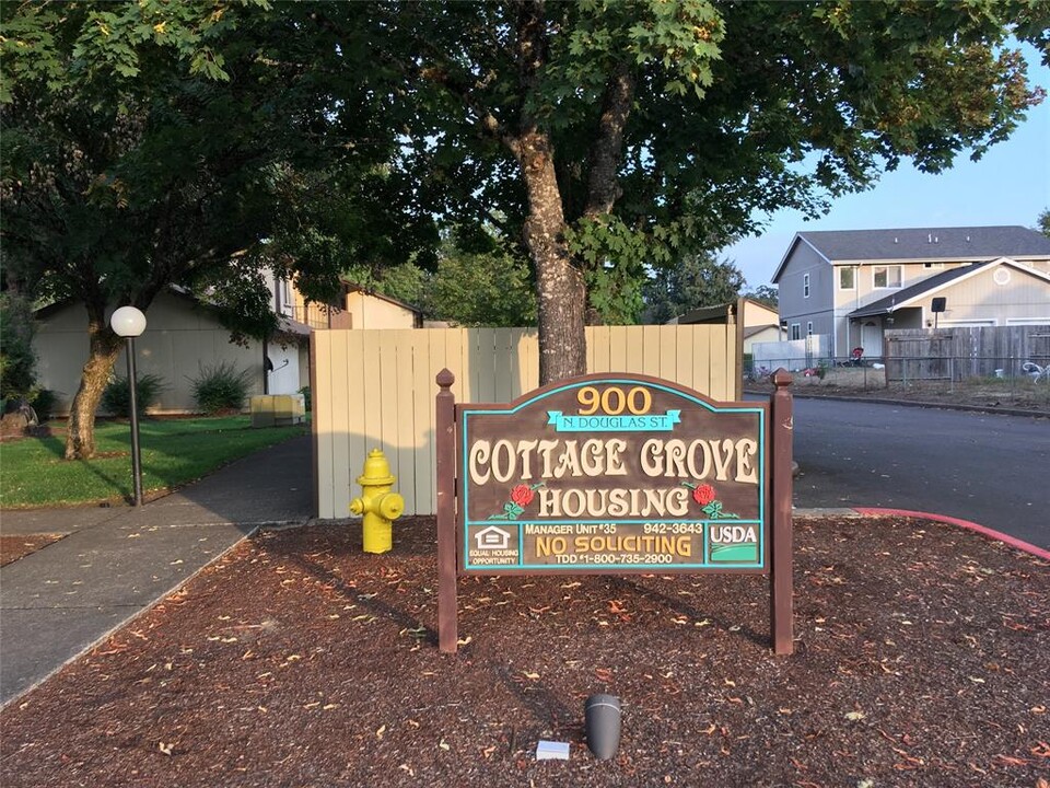 900 N Douglas Ave in Cottage Grove, OR - Building Photo