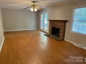 301 Montgomery Dr in Statesville, NC - Foto de edificio - Building Photo