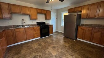 14 Searle Ave in Easthampton, MA - Building Photo