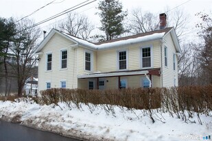 27 High St in New Hartford, CT - Building Photo