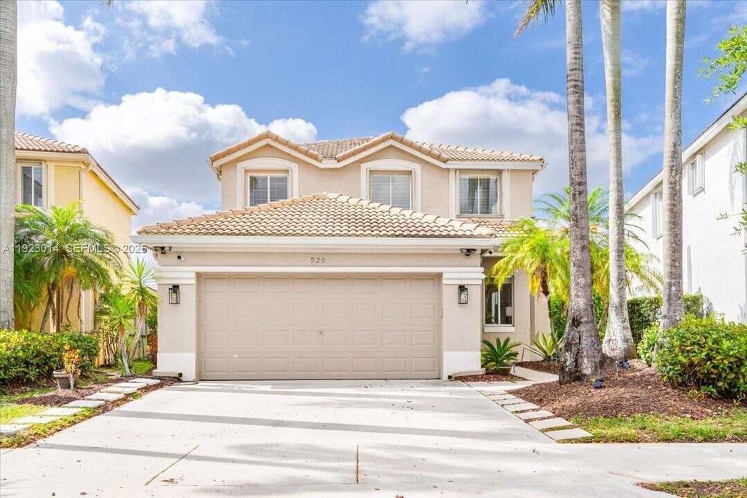 920 Golden Cane Dr in Weston, FL - Foto de edificio