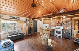 34317 N Bardill St in Bayview, ID - Foto de edificio - Building Photo