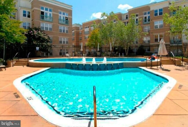 12001 Market St in Reston, VA - Foto de edificio - Building Photo