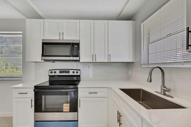 10931 W Tidewater Cir in Crystal River, FL - Foto de edificio - Building Photo