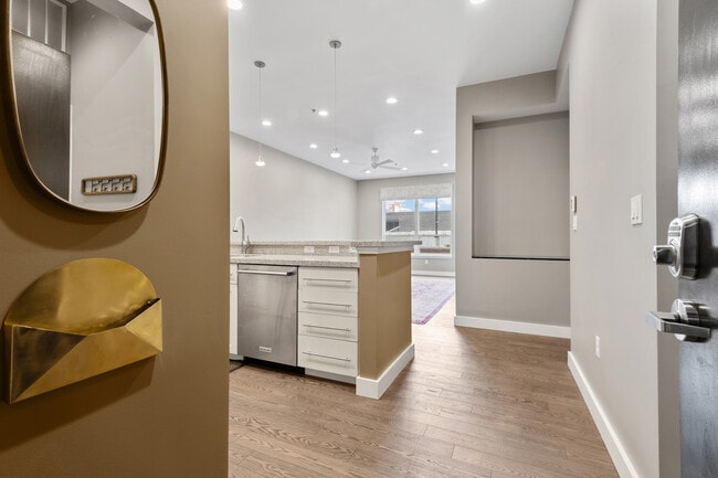 350 S 200 E, Unit 319 in Salt Lake City, UT - Foto de edificio - Building Photo