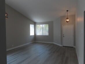 24064 Verdun Ln in Murrieta, CA - Foto de edificio - Building Photo