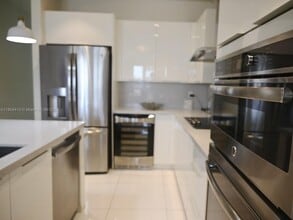 10220 NW 63rd Terrace in Doral, FL - Building Photo - Building Photo